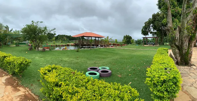 Jardim da Villa do Galo com lago e quiosque